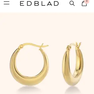 Säljer dessa Flow Hoops S Gold från Edblad för 300 (nypris 399kr). Helt i nyskick! 14k guldpläterat rostfritt stål. Skriv i dm vid funderingar och köp direkt via köp nu! 💓