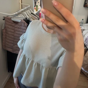 Sommrig tröja - Fin sommrig volang tröja från Shein, skönt material, kommer ej till användning längre