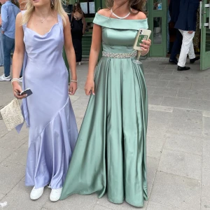 Balklänning - Mintgrön balklänning som endast är använd en gång. Köpt i Turkiet så tror inte den går att hinna någon annanstans. Skriv privat för mått, fler bilder mm