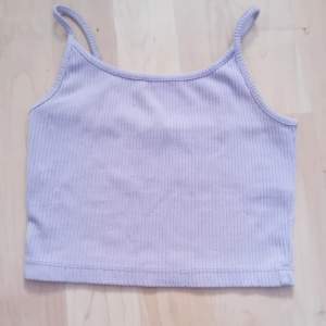 Säljer denna fina crop top i storlek XXS som passar barn mellan 10-13 år. Perfekt för att vara snygg och bekväm samtidigt! Hör av er om ni är intresserade!  Ni betalar priset som står på toppen, men även för frakt! Tar bara swish!