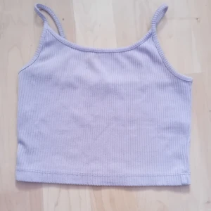 Lila crop top - Säljer denna fina crop top i storlek XXS som passar barn mellan 10-13 år. Perfekt för att vara snygg och bekväm samtidigt! Hör av er om ni är intresserade!  Ni betalar priset som står på toppen, men även för frakt! Tar bara swish!