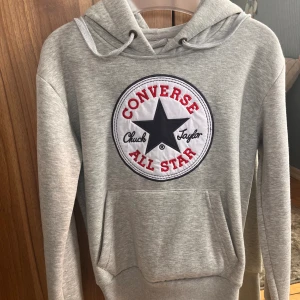 Converse All Star hoodie  - Hoodien är i nytt skick, med en stor ficka på därfram! Mysig och tyg av väldigt bra kvalitet! 