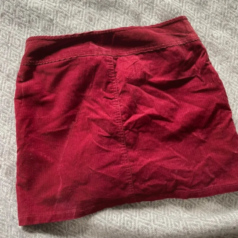 Säljer denna röda lågmidjade Manchesterkjolen som tyvärr är för liten för mig. Midjemåttet är ca 36 cm och kjolen är ca 34 cm lång💕 . Kjolar.