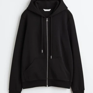 Svart hoodie  - Svart hoodie som är jättefin och basic och passar så bra till de mesta outfits!!🥰😍Storlek S men passar M och L eftersom den har lite lös passform!!