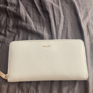 Dkny plånbok  - I gott skick. Använt den nåra gånger men den har mest ba legat i min hylla. Köpy för typ 5-6 år sen på Åhléns.