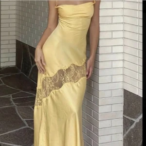Gul balklänning - Säljer min fina gula balklänning som jag hade på nians bal förra året. Endast använd 1 gång och är i bra skick. Kom privat för fler bilder💕 Köptes för 100 pund vilket är ca 1350 kr. 