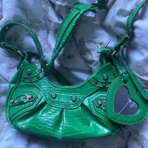 En grön balenciaga liknande väska med gudomliga detaljer på sig. Bra skick förutom att spegeln på väskan är lite repig (se sista bilden)