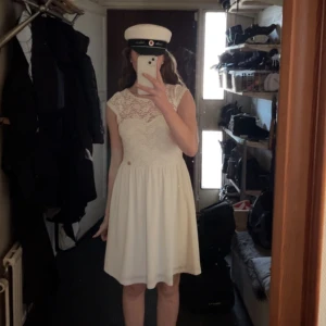 Klänning  - Superfin student klänning. Använd endast en gång, inga fläckar. Ser ut som ny. ⚪️🌸 Fler bilder finns 