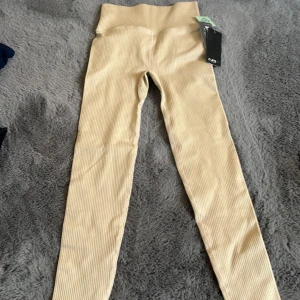 Gympa byxor - Jätte fina gympa byxor som är helt nya med prislappen på. Har aldrig använt och bra skick.