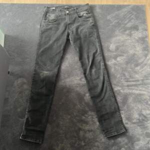 Säljer mina svart gråa replay jeans i storlek W28 L32. Hyperflex och bra skick.
