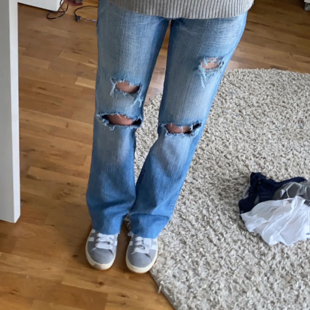 Superfina lågmidjade Bootcut jeans! Köpa på plick säljer då de ej kommer till användning❤️Midjemått 37 och de passar mig som är 160😍. Jeans & Byxor.