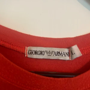 Armani tröja - Unisex armani tröja. Häftig färg med cool detalj på loggan.