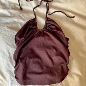 Topp med halterneck - Mycket bra skick! Den är brun, men med vinröda toner.