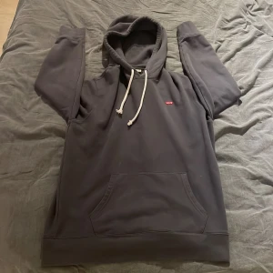 Levis hoodie grå  - Snygg Levis hoodie i väldigt bra skick, använd ett fåtal gånger ( kan gå ner i pris vid snabb affär)