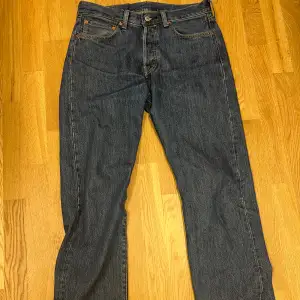 Säljer dessa feta levi’s jeans i riktigt bra skick utan några defekter. Säjler den här feta mörkblå. Storlek 31/32 | Nypris~1100 | Kom PM för fler frågor, pris kan diskuteras vid snabb