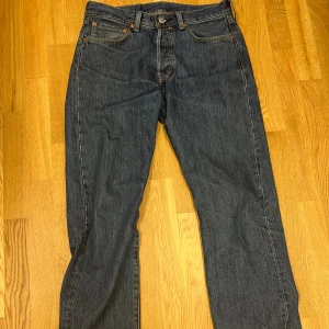 Levi’s 501 - Säljer dessa feta levi’s jeans i riktigt bra skick utan några defekter. Säjler den här feta mörkblå. Storlek 31/32 | Nypris~1100 | Kom PM för fler frågor, pris kan diskuteras vid snabb