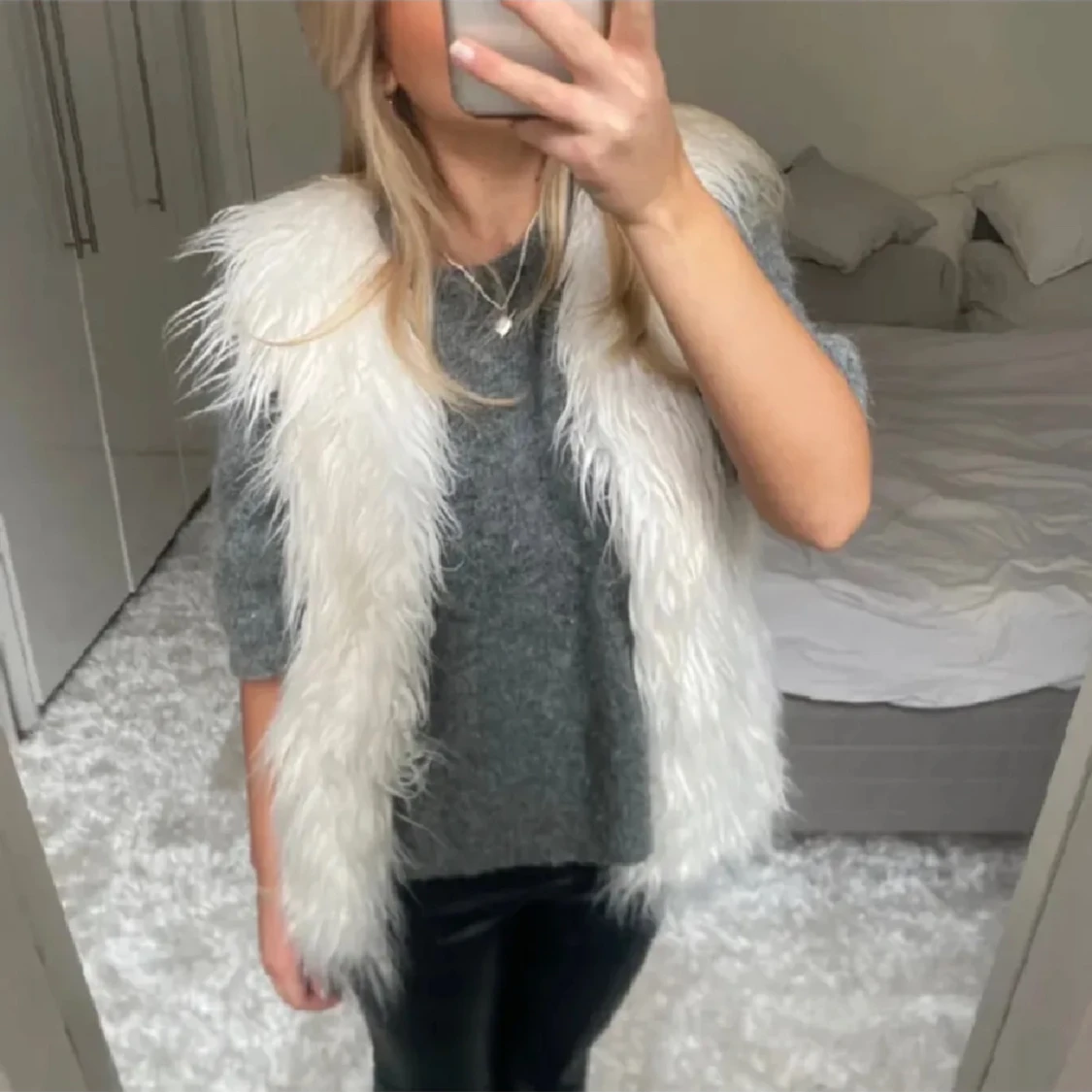 Vit pälsväst