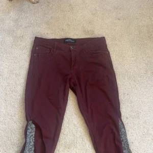 Röda jeans - Säljer dessa ascoola jeans. Lågmidjade och bootcut, har tyvärr inga bilder på då de inte passar💗