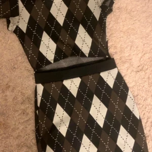 Mönstrad klänning  - Andvänd 1 kväll Storlek: xs Köpte den för 250 kr Pris kan diskuteras  Skriv innan ni köper!!!