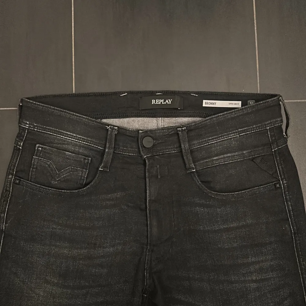 Ett par Replay Jeans i riktig snygg svart, modellen Bronny som är slim fit som liknar Anbass. Är i riktigt bra skick, 9/10 och passar bra till allt! Hör gärna av er vid flera frågor! . Jeans & Byxor.