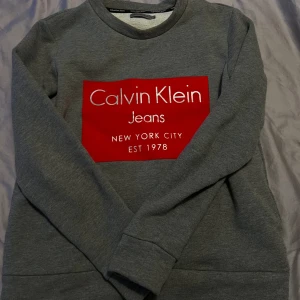 Oanvänd calvin klein - Ny Calvin Klein tröja i storlek s men passar bättre i xs. Aldrig använd💕 