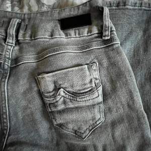 Säljer dessa suuper snygga ltb jeans då de tyvärr är förstora😭köpte dom på sellpy men skulle inte säga att de ser särskilt använde ut, jag har inte använt dom iaf!❤️ 