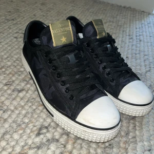 Valentino camustar sneaker - Valentino camustar skor. Storlek 41 men passar 40. Kan passa 41 om man har en smal fot  Box finns inte