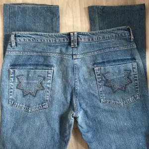 Super snygga lågmidjade flared jeans med unika blomsöm/stjärna på fickorna och detaljer! 🌸
