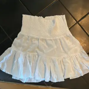 Vit kort kjol från lager 157 i storlek XS. Aldrig använd/helt ny. 