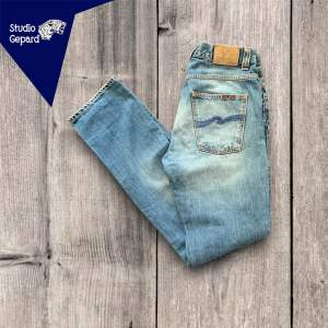Nudie jeans Grim Tim | Skick: 7/10 | Strl W33 L34 | Vårt pris 499 kr | Modellen är 182 cm | Hör av dig om du undrar någonting!