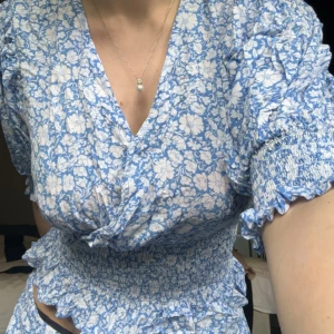 blus - jätte fin blus. tunn och perfekt till sommaren eller våren. finns även matchande kjol till. aldirg använd endast testad. skriv för bild på kjol och vad pris för båda skulle vara 💓