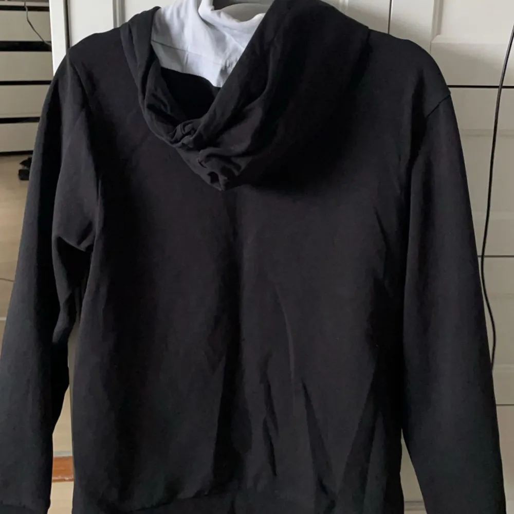 Säljer nu min Hugo boss hoodie då det inte är den stilen jag har längre, den är varsamt andvänd och ligger på ett skick 9/10 riktigt fräsch!  ( priset är inte hugget i sten). Hoodies.