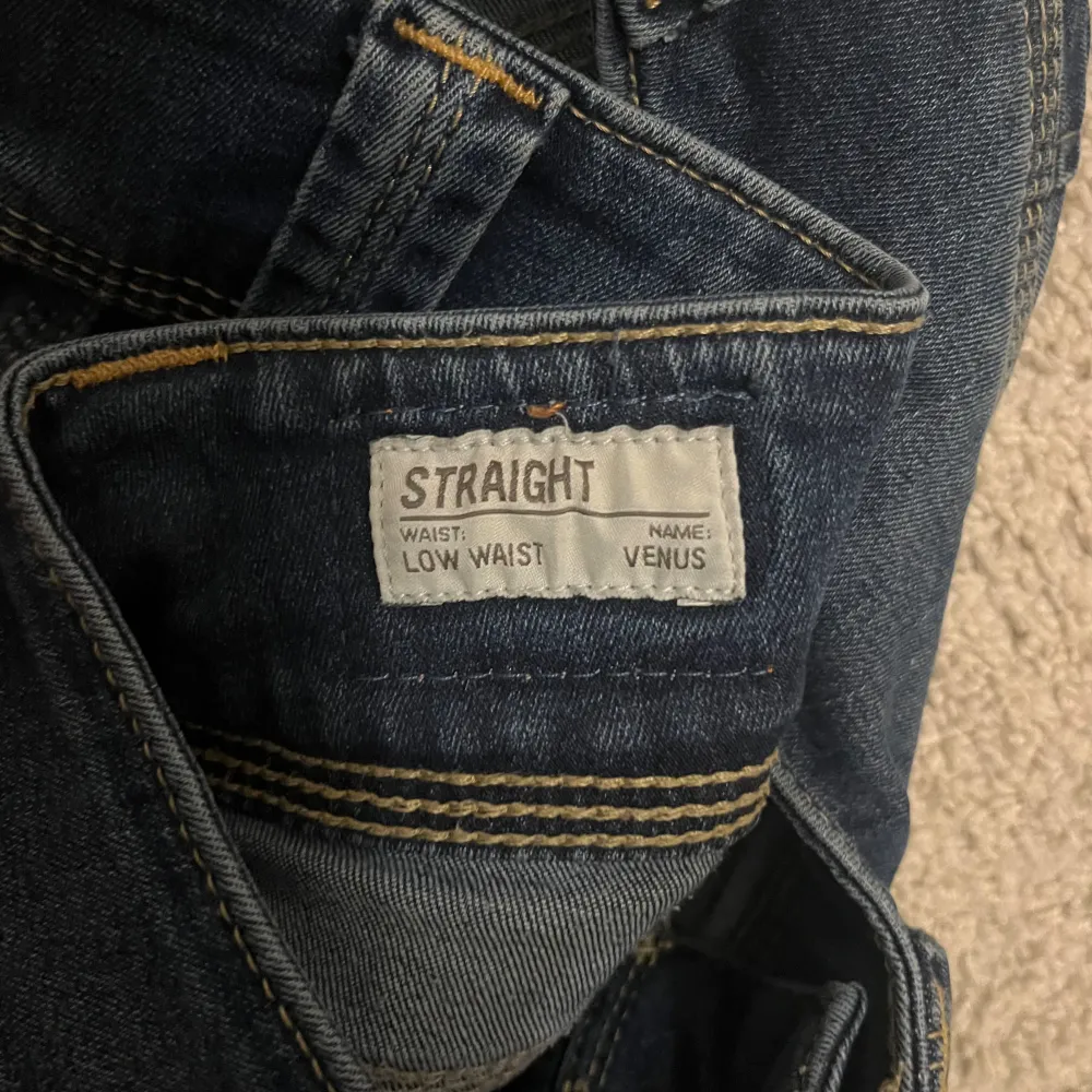 Säljer mina favorit jeans från pepe jeans då de har blivit för små för mig💕 storlek W27 L34. Jag är 172 men har långa ben som referens. . Jeans & Byxor.