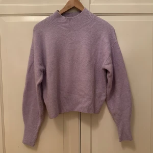 Ljuslila stickad tröja - Ljuslila tröja från &Other Stories💜 Såå fin nu till våren!!