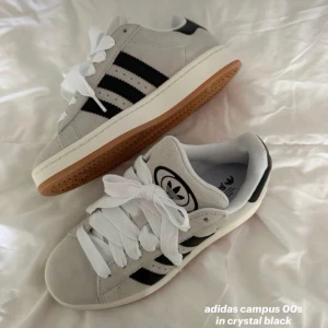 Adidas campus 00s - Vann dem här adidas campus på Nelly men dem var tyvärr fel storlek så får sälja dem 💕 byter gärna mot oanvända strl 40/41 (röd eller grå)