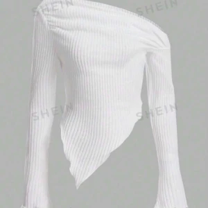 Vit tröja  - Vill sälja denna eftersom att vill inte behålla längre å vill sälja till nån som tycker om å gillar nacke croppat T-skjorta. 🤩