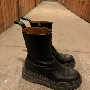 Zara black boots, with zipper and tracksole. Size 38.  I worn it last winter and as you can see from the photos it is a little bit worn but still in great look/ working condition. Really minimal and chic! You can pick it up in Hägersten if you want. 