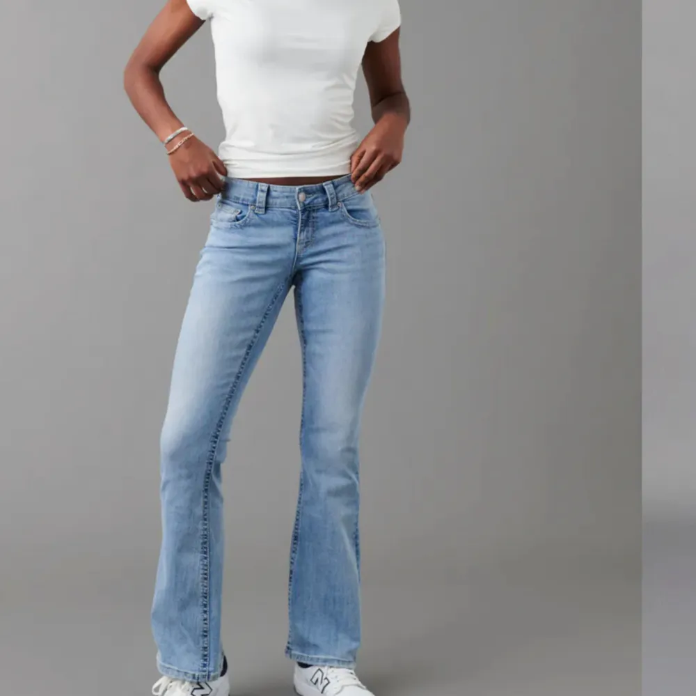 Säljer dessa jeans från Gina då de inte passar mig. Prislappen är kvar och allt och inga fläckar/hål, dvs i nyskick. Originalpris 499kr och säljer för 400kr. Jeans & Byxor.