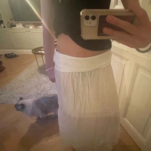 Calzedonia långkjol  - En lång vit kjol från calzedonia, köpt i Italien, kanten är nedvikt på bilden! Skriv för frågor elr bilder! 💞💞