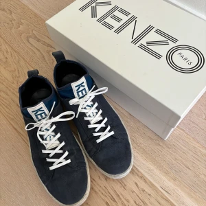 Kenzo skor - Kenzo skor i fint använt skick, mycket liv kvar i dem. Materialet är mocka och nyligen tvättade hos skomakaren. Modell ”K-city” i storlek 41. Original låda medföljer. 