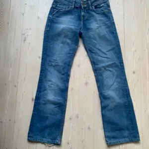 Jättesnygga blåa bootcut jeans med låg midja från Fornarina! Lite slitningar på ena benet men i övrigt, ser dem helt nya ut.    Innerben: 70cm  Midja rakt över: 34cm    Priset kan diskuteras💞