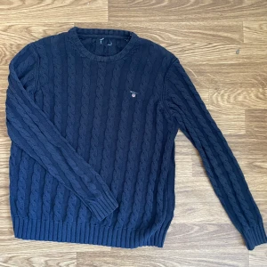 Gant Stickad Tröja - Storlek M men skulle också passa storlek S Använd men i bra skick Kommer ej till användning då den är för liten för mig  Buda gärna är alltid flexibel med priset! Fråga om fler bilder eller andra funderingar!