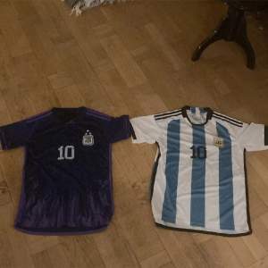 Säljer två Messi tröjor. Endast testade! Om du köper båda så kan få dom för ett billigare pris! 1 för 150kr 2 för 250kr!! Det här är ej mina bilder har tagit från personen som jag köpte ifrån. Kan ta kort på dom för att bevisa att jag har dom!!!