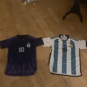 Säljer två Messi tröjor. Endast testade! Om du köper båda så kan få dom för ett billigare pris! 1 för 100kr 2 för 200kr!! Det här är ej mina bilder har tagit från personen som jag köpte ifrån. Kan ta kort på dom för att bevisa att jag har dom!!!