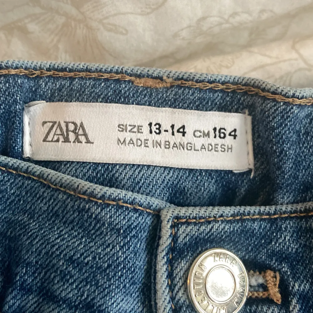 Super fina Zara jeans! Storlek 13-14 164 men skulle rekommendera för dem som har 152-158 i storlek. Endast använda ca 1-2 gånger! Köparen står för frakten!❤️. Jeans & Byxor.