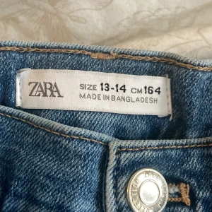 Mega fina Zara jeans❤️ - Super fina Zara jeans! Storlek 13-14 164 men skulle rekommendera för dem som har 152-158 i storlek. Endast använda ca 1-2 gånger! Köparen står för frakten!❤️