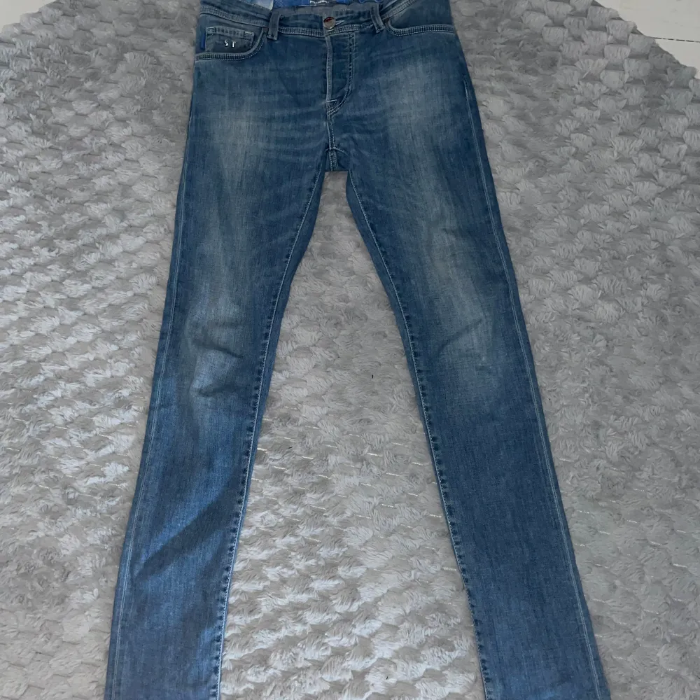 Tja, säljer ett par jeans från Tramarossa, dem är slim fit och väldigt sköna. Hör av er vid frågor!. Jeans & Byxor.