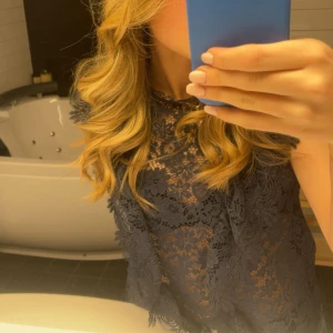 Topp från zara - Marinblå top från zara, använt fåtal gånger och är som ny, strl xs och säljer för 260kr