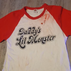 Harley Quinn Tröja med blodprint - ❗️Inte äkta merch❗️Skulle fungera bra till halloween eller som casual wear beroende på stil :)