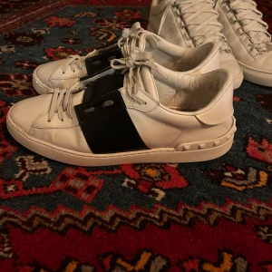 Valentino Open  - Snygga vit o svarta valentinos i storlek 43, lite slite men har mycket liv kvar (6/10) Självklart äkta!